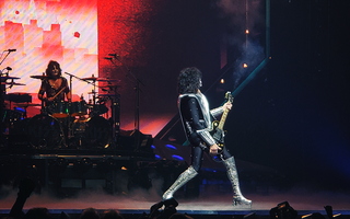 KISS Glendale Eric Singer Tommy Thayer Stage 04