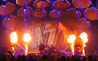 KISS Glendale Gene Simmons Eric Singer Paul Stanley Tommy Thayer Stage Flames 02